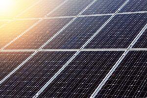 Photovoltaik - Dastellung einer Fläche mit Solarmodulen